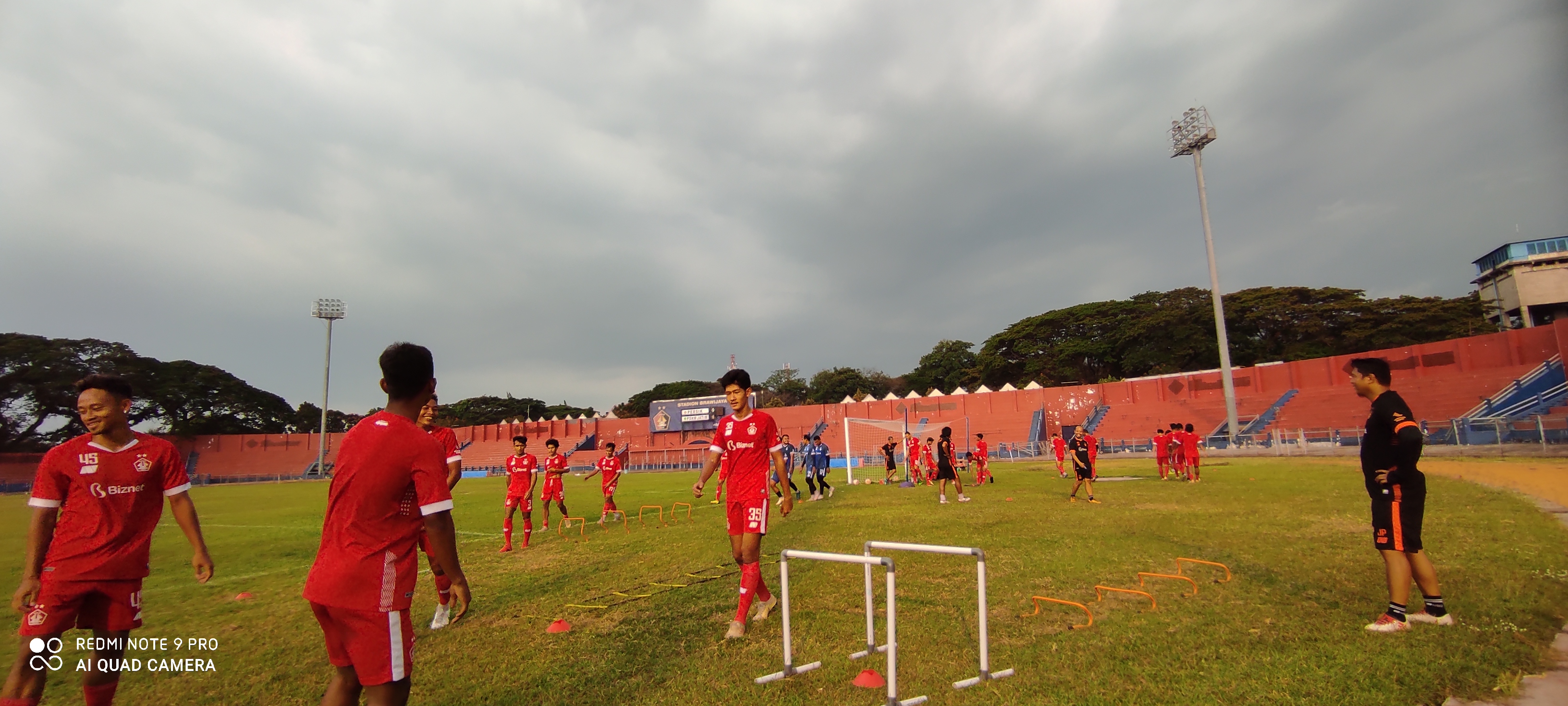 Pemain Persik Kediri saat latihan di Stadion Brawijaya. (Foto: Fendi/Ngopibareng.id)