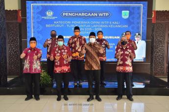 Bupati Pasuruan menerima penghargaan dari Kemenkeu atas prestasi 7 kali meraih opini WTP. (Foto: Istimewa)