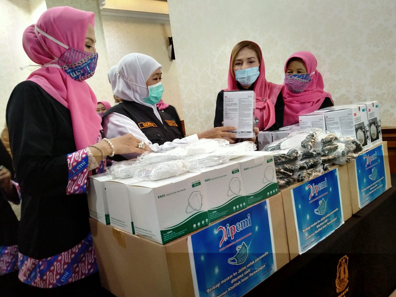 Gubernur Jawa Timur, Khofifah Indar  Parawansa menerima bantuan 20.000 masker dari IPEMI di Gedung Negara Grahadi, Surabaya, Selasa 22 September 2020. (Foto: Fariz Yarbo/Ngopibareng.id)