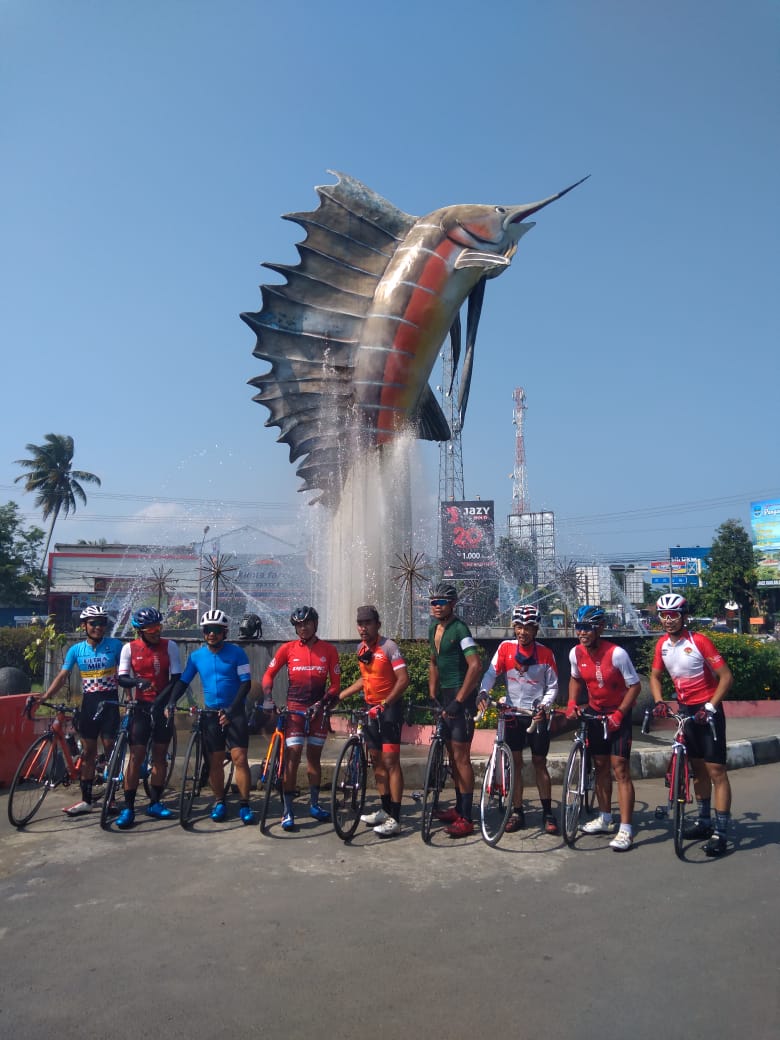 Delapan cyclist berfoto di  depan Tugu Ikan Marlin Pangandaran. (Istimewa)
