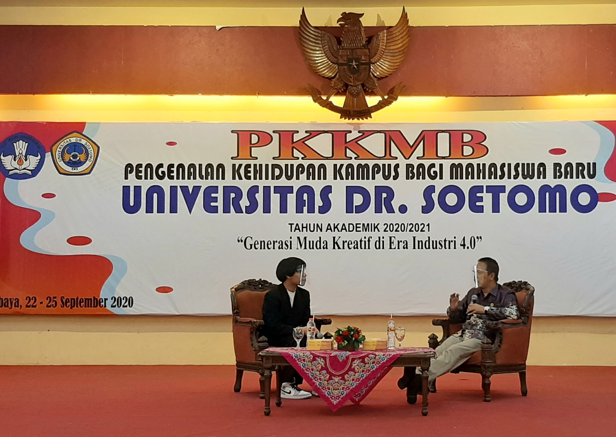 Bro Jabro saat sedang mengisi acara PKKMB Unitomo bersama Rektor Unitomo Bachrul Amiq. (Foto: Pita Sari/Ngopibareng.id)