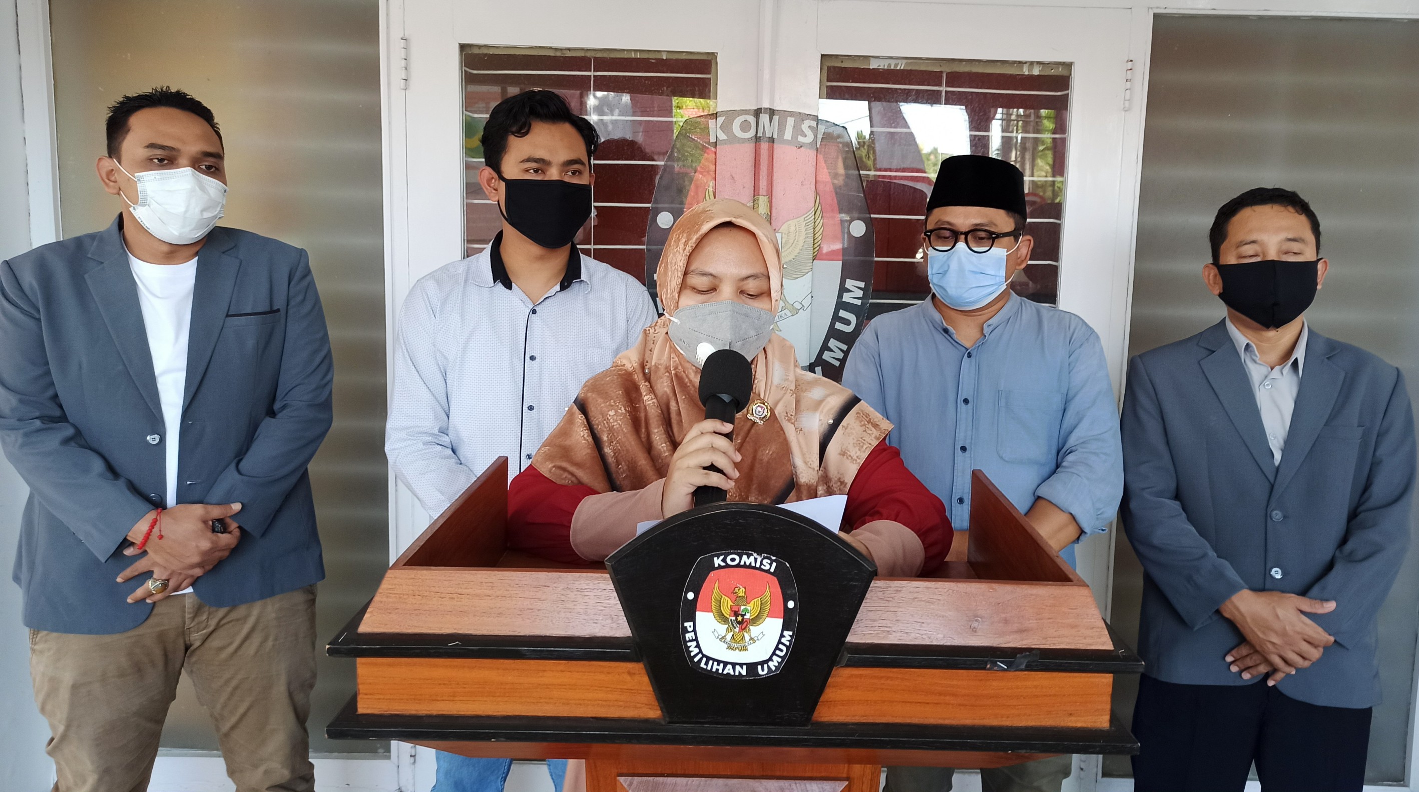 Ketua KPU Banyuwangi Dwi Anggraini bersama empat komisioner lainnya memberikan keterangan pers terkait  penetapan Paslon Bupati dan Wakil Bupati Banyuwangi tahun 2020 (foto:Muh Hujaini/Ngopibareng.id)