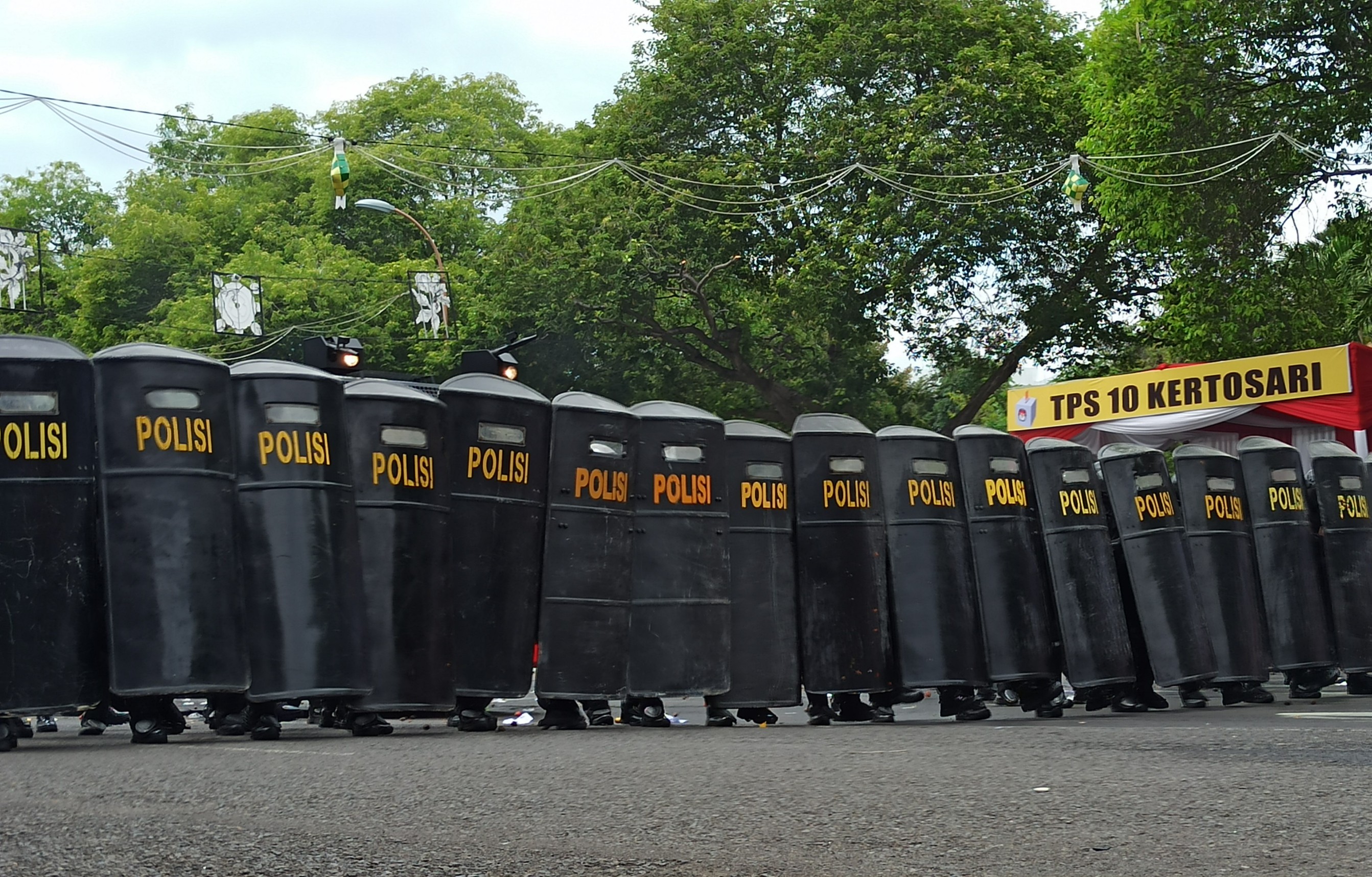 Barikade Polisi dalam simulasi pengamanan Pilkada beberapa waktu lalu (foto:Muh Hujaini/Ngopibareng.id)
