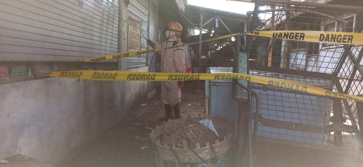 BPBD semprot 500 liter disinfektan ke Blok D Pasar Setono Betek Kediri. (Foto: Fendhy Plesmana/Ngopibareng.id)
