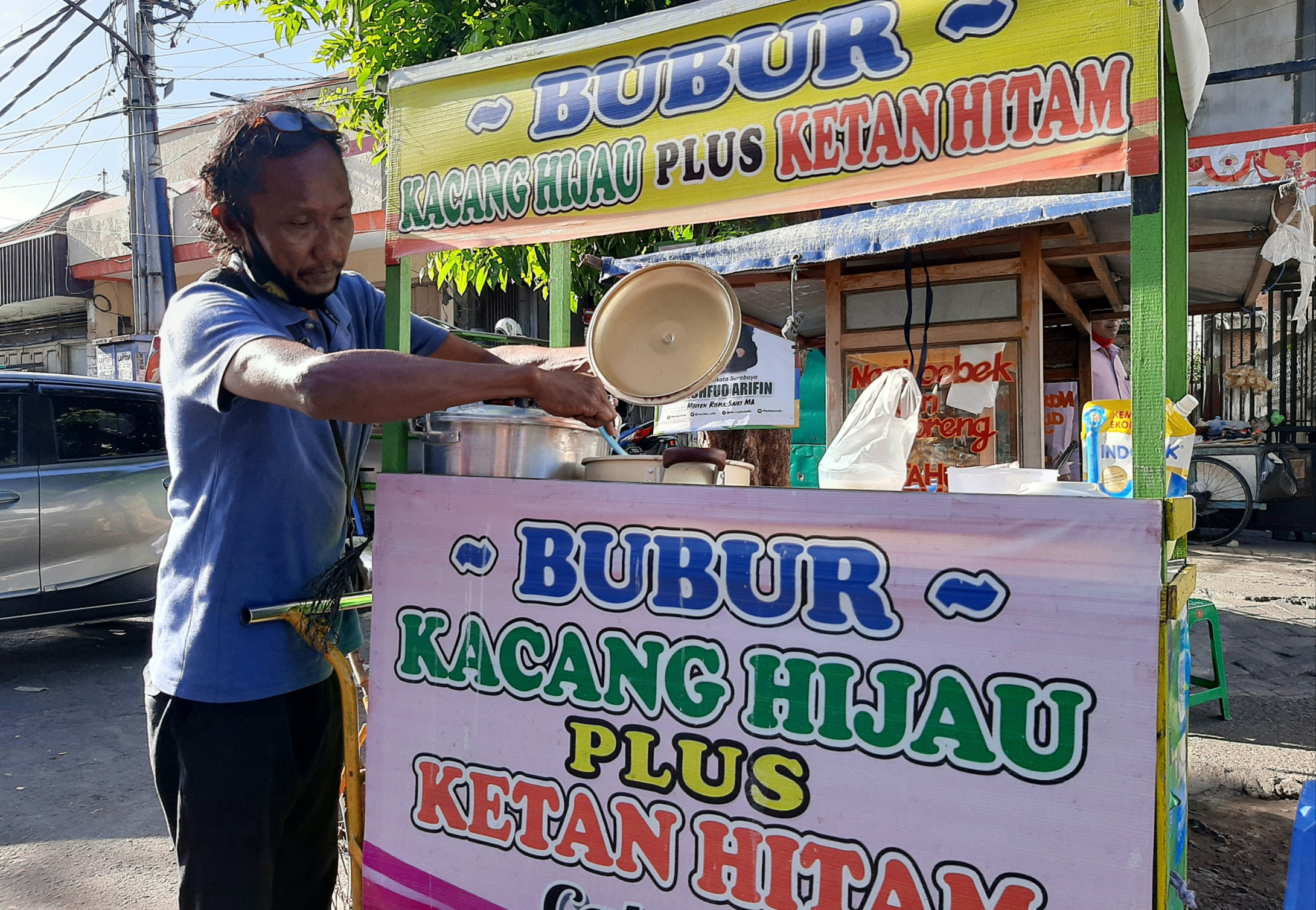 Cak Faiz saat berjualan bubur kacang ijo di Jalan Kranggan Surabaya. (Foto: Pita Sari/Ngopibareng.id)