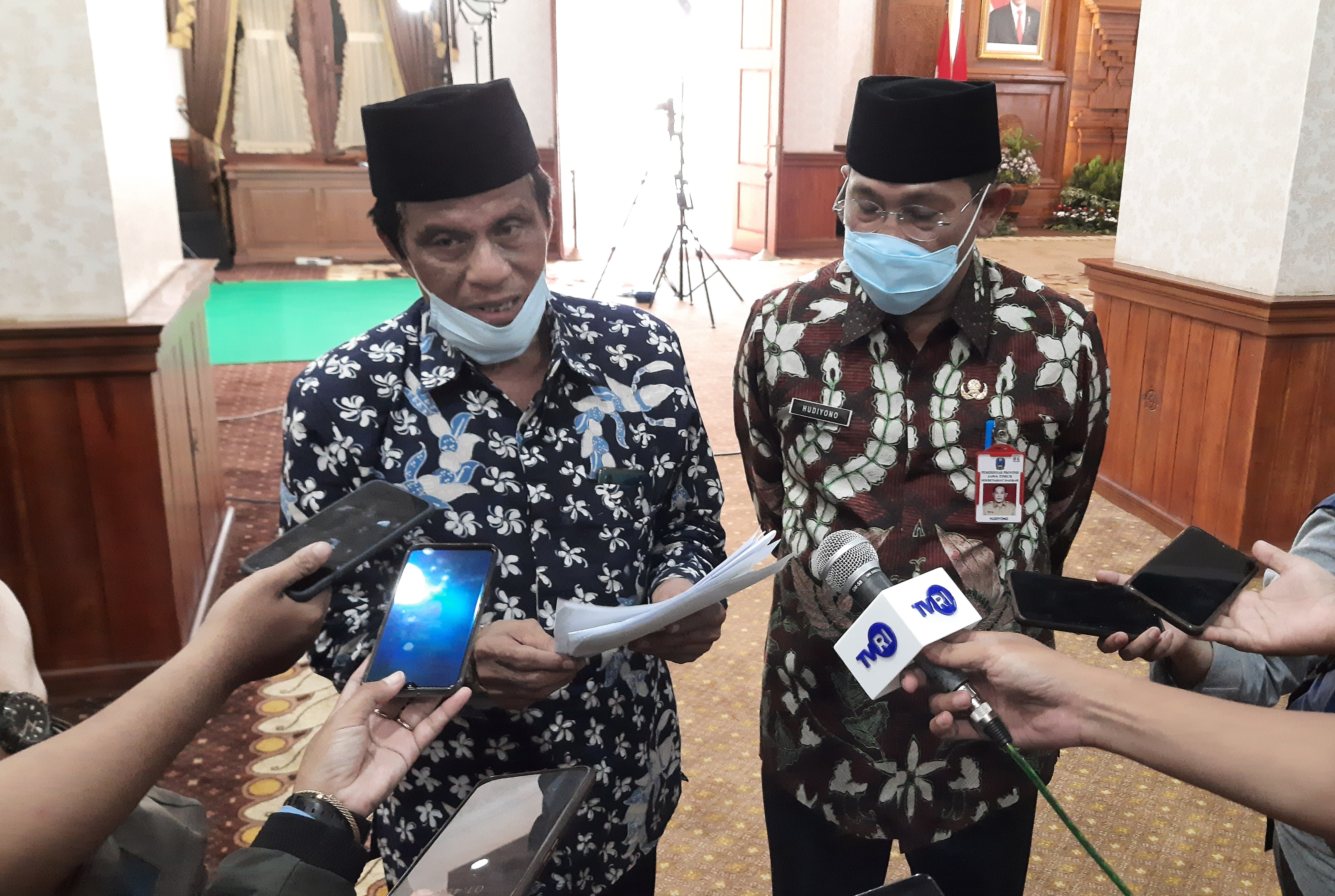 Ketua LPPD Jatim, Abdul Hamid Syarif (kiri) bersama Kabiro Kessos Pemprov Jatim, Hudiyono memberikan keterangan pers di Gedung Negara Grahadi, Surabaya, Rabu 23 September 2020. (Foto:  Fariz Yarbo/Ngopibareng.id)