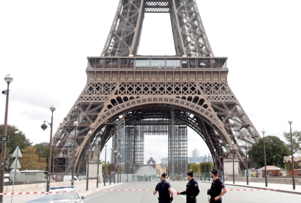 Petugas kepolisian Prancis menutup Menara Eiffel usai mendapatkan ancaman bom. (Foto: REUTERS/ Charles Platiau)
