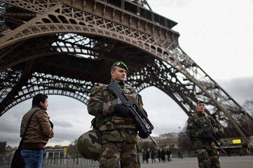 Pihak kepolisian Kota Paris, Prancis di sekitar Menara Eiffel, Paris, Perancis. (Foto: af)