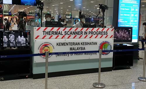 Ilustrasi masuk  Malaysia, WNA dikenai Rp 16 Juta untuk bayar karantina. Petugas kesehatan membuka konter kesehatan di bandara. (Foto:Twitter)