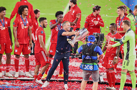 Juru taktik Bayern Munchen, Hansi Flick, membawa Piala Super Eropa 2020. (Foto: Twitter @FCBayernEN)
