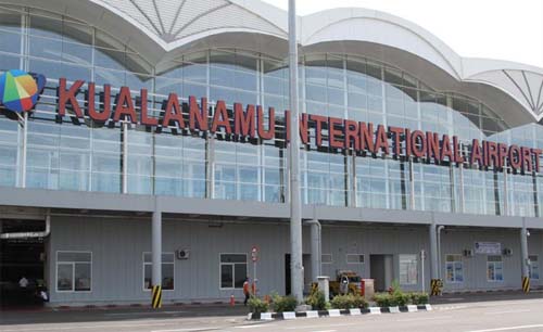 Bandara Internasional Kualanamu, Medan. Tiga maskapai penerbangan akan diberi sanksi Kementerian Perhubungan. (Foto:AP)