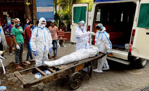 Jenazah akibat covid hendak dimasukkan ke ambulan, di New Delhi. Sebanyak 1.141 orang di India meninggal akibat corona dalam sehari, kemarin. (Foto:Anadolu)