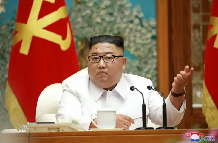 Pemimpin Korea Utara Kim Jong Un mengadakan pertemuan darurat yang dihadiri oleh Politbiro Komite Sentral WPK, Dalam foto yang tidak bertanggal ini dirilis pada 25 Juli 2020 oleh Kantor Berita Pusat Korea Utara (KCNA) di Pyongyang. (Foto: Antara/KCNA via REUTERS/aa)