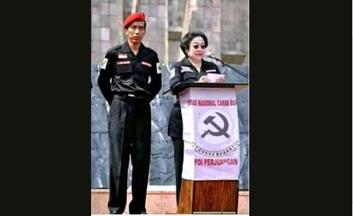Foto Megawati berpidato di podium dengan logo palu arit didampingi Jokowi ini hoaks.(Foto:Istimewa)