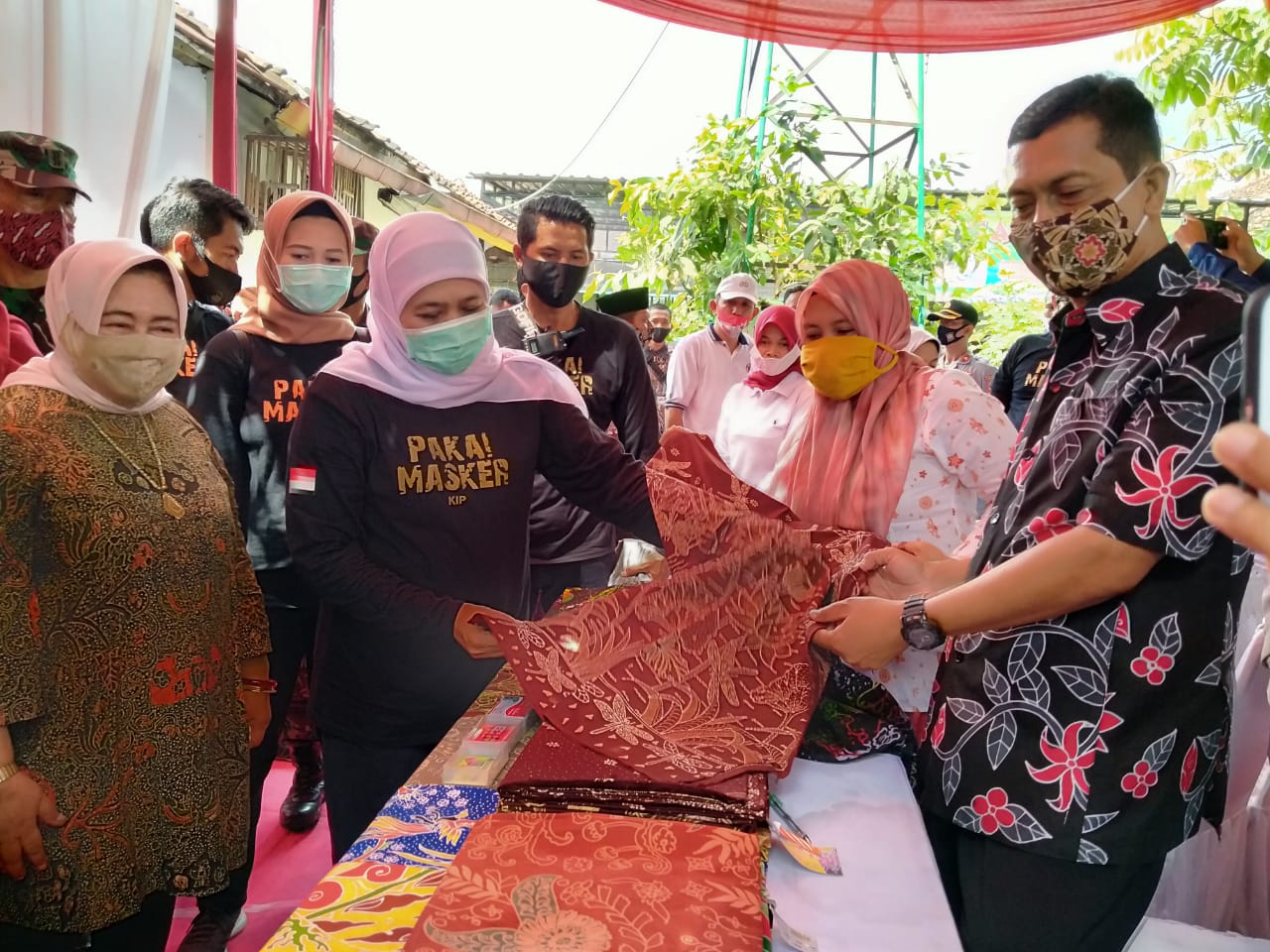 Ilustras: Gubernur Jatim, Khofifah Indar Parawansa meninjau produk usaha batik di Tulungagung. (Foto: Fariz Yarbo/Ngopibareng.id)