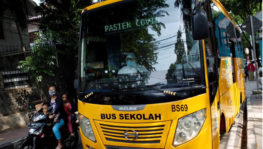 Bus sekolah disulap jadi bus antar jemput pasien Covid-19 di Jakarta. (Foto:Reuters)