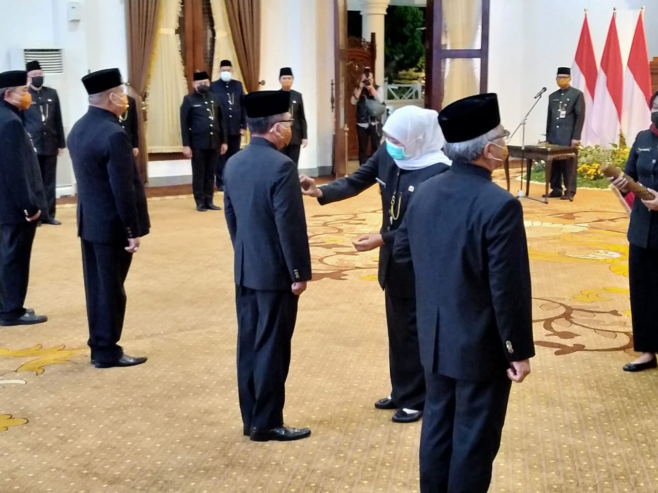 Gubernur Jawa Timur Khofifah Indar Parawansa menyematkan tanda pangkat kepada para penjabat sementara di Gedung Negara Grahadi, Surabaya, Jumat 25 September 2020 malam. (Foto: Fariz Yarbo/Ngopibareng.id)