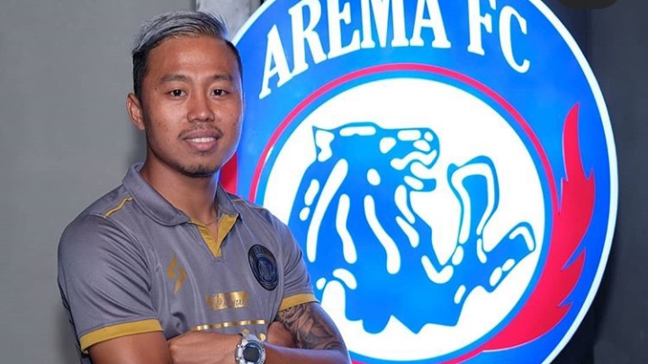 Pemain Arema FC, Kushedya Hari Yudo ketika resmi diperkenalkan sebagai pemain Singo Edan (Instagram: @aremaofficial)