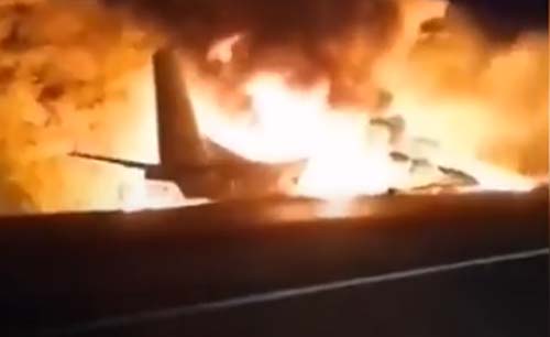 Api berkobbar dari pesawat militer Ukraina yang jatuh dekat jalan tol, meneaskan 22 taruna AU. (Foto:Youtube)