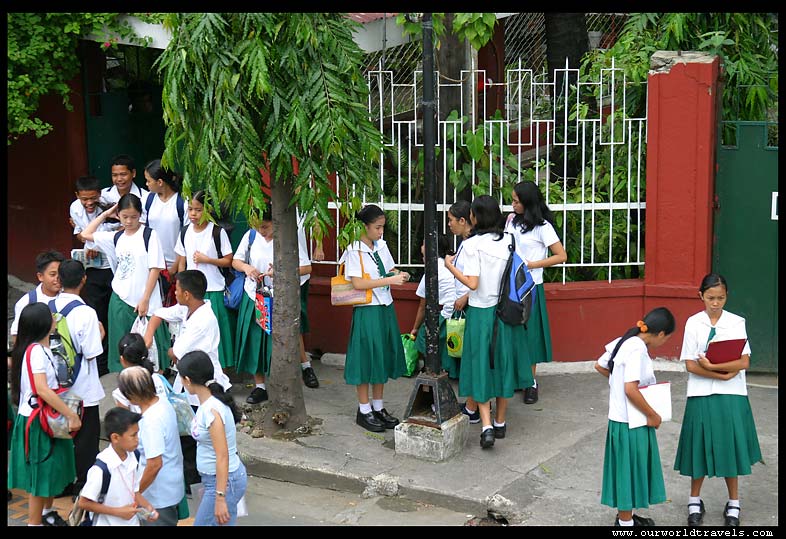 Anak-anak sekolah di Filipina, dalam persoalan yang sama di tengah pandemi Covid-19, dengan yang dihadapi Indonesia. (Foto
