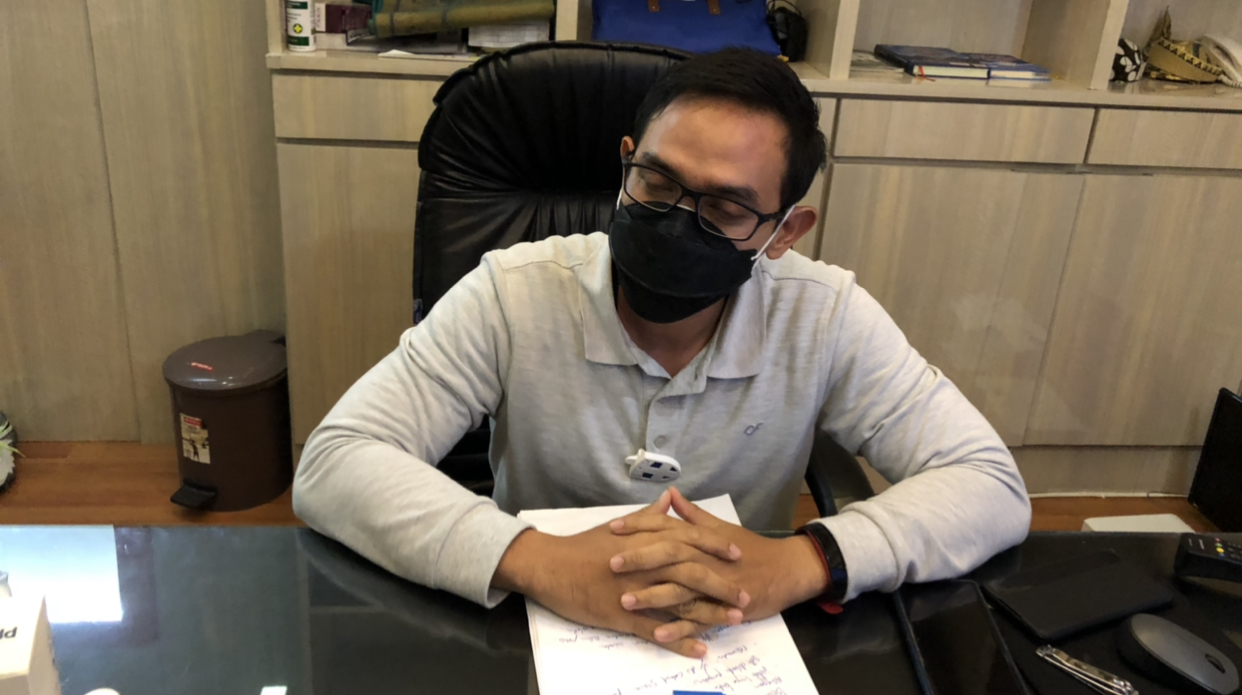 Kabag Humas Pemkot Surabaya, Febriadhitya Prajatara, saat berada di kantornya, Sabtu, 26 September 2020 (Andhi Dwi/Ngopibareng.id)