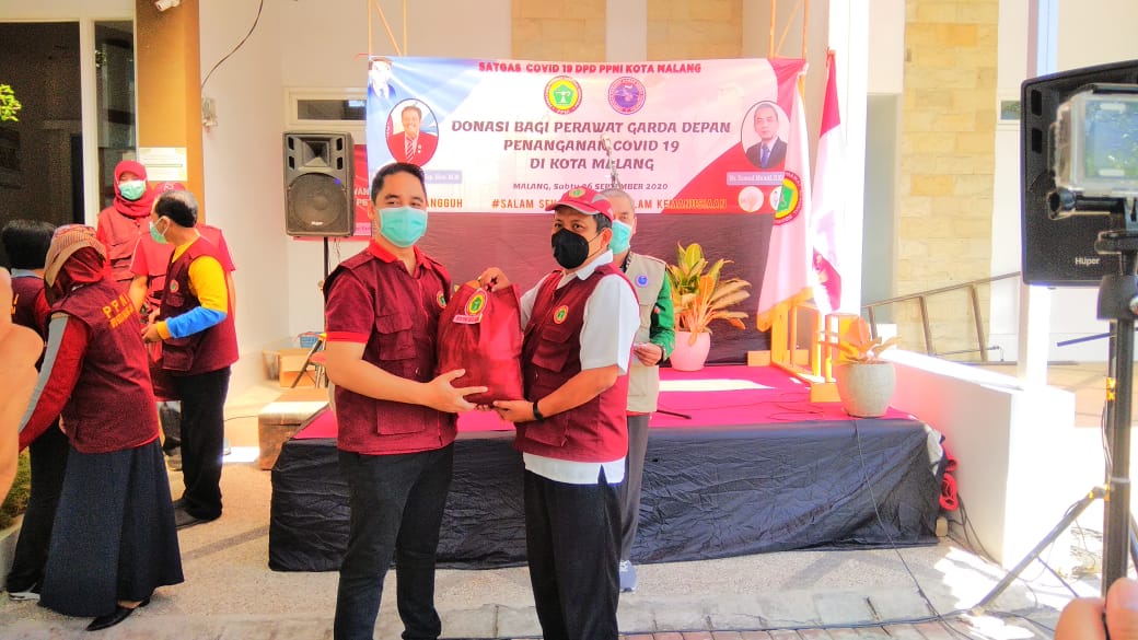 DPD PPNI Kota Malang saat menyerahkan donasi sembako dan obat-obatan kepada salah satu DPK PPNI Kota Malang, Sabtu 26 September 2020. (Foto: Istimewa)