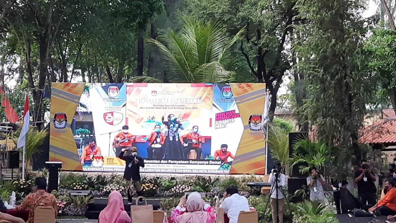 Calon Wakil Walikota nomor urut 2 Mujiaman Sukirno ketika tampil di acara Deklarasi Kampanye Damai KPU Surabaya. (Foto: Alief Sambogo/ngopibareng.id)
