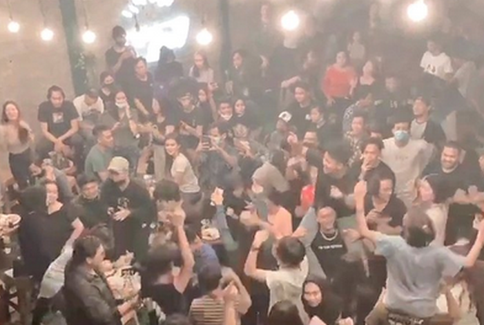 Foto kerumunan pengunjung kafe yang asyik berjoget tanpa pakai masker dan menjaga jarak. (Foto: Twitter/Instagram)