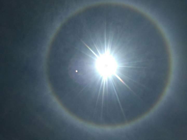 Fenomena Halo Matahari yang terjadi di langit Malang, Jawa Timur. (Foto: Facebook Komunitas Peduli Malang Raya)
