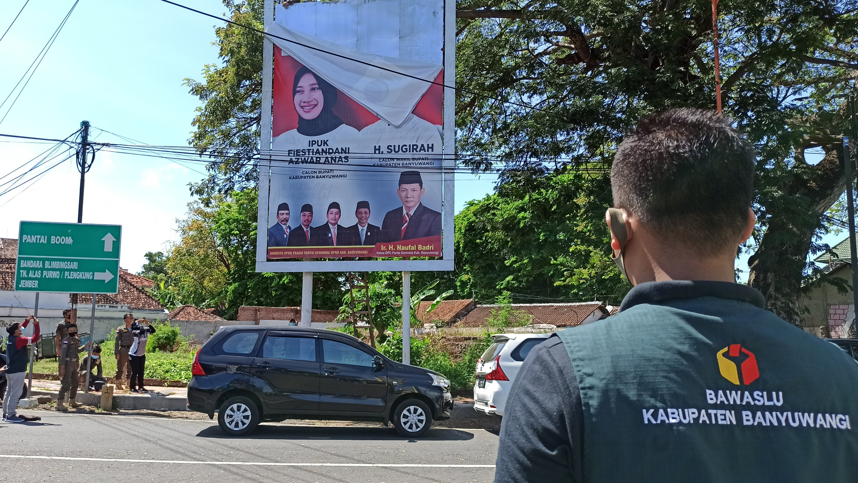 Bawaslu Banyuwangi bersama Satpol PP menertibkan baliho salah satu pasangan calon di Jalan RA Kartini Banyuwangi, Jawa Timur. (Foto: Muh Hujaini/Ngopibareng.id)