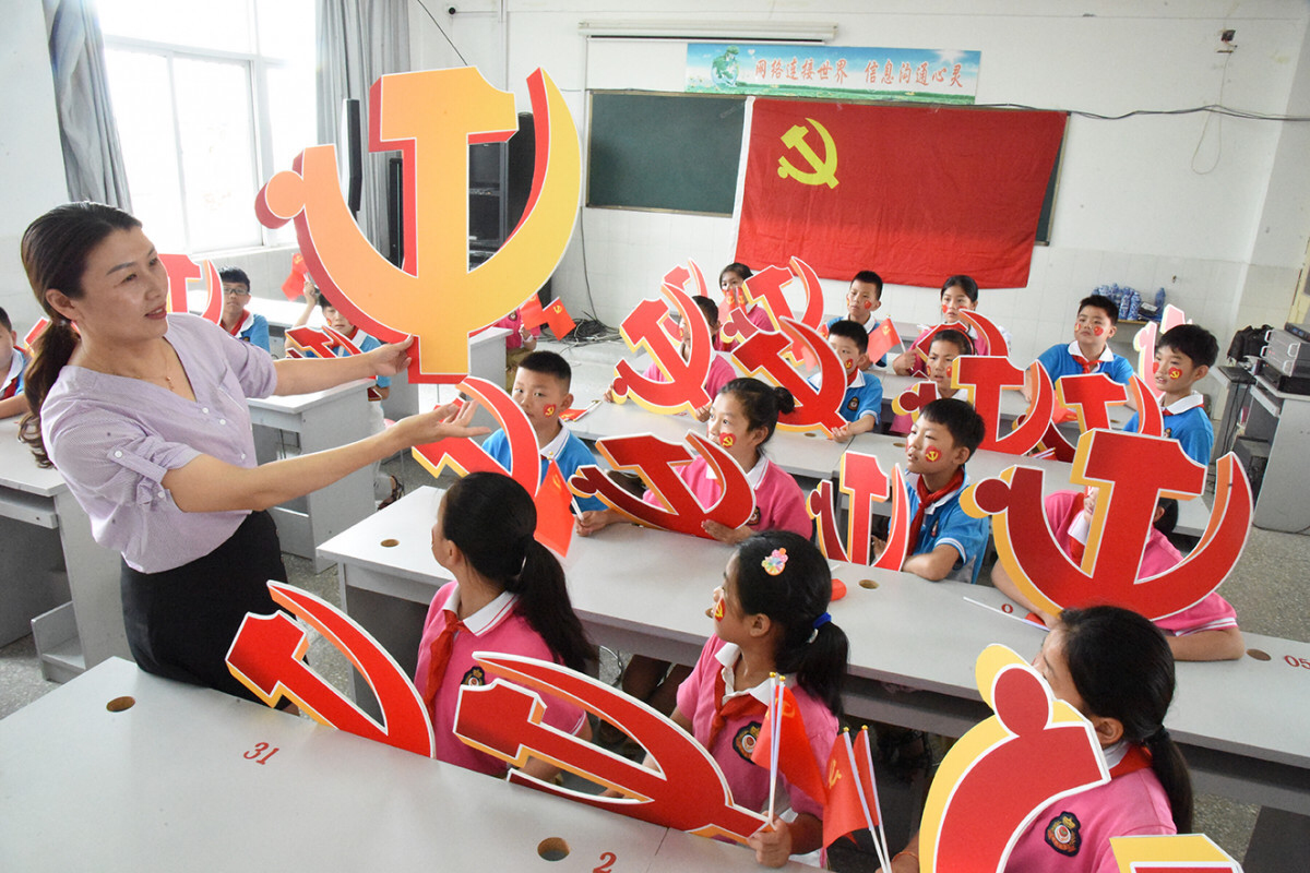 Guru di Tiongkok mengenalkan dan mengajarkan soal sejarah Partai Komunis. Foto Disway.