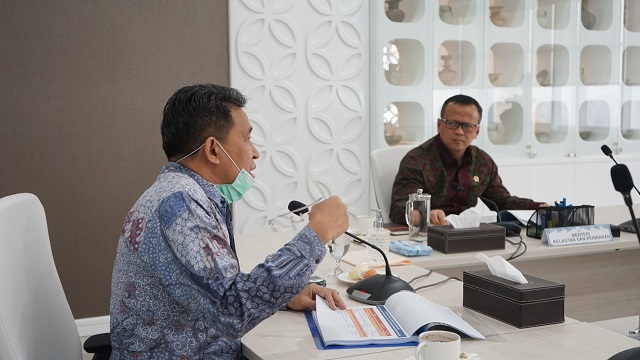 Direktur Jenderal Pengelolaan Ruang Laut Kementerian Kelautan dan Perikanan (Dirjen PRL KKP) Aryo Hanggono (kiri) bersama Menteri Edhy Prabowo. (Foto: Dok. KKP)
