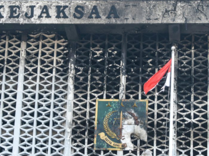 Kondisi gedung utama Kejaksaan Agung yang terbakar di Jakarta, Minggu 23 Agustus 2020. (Foto: Antara/Galih Pradipta)