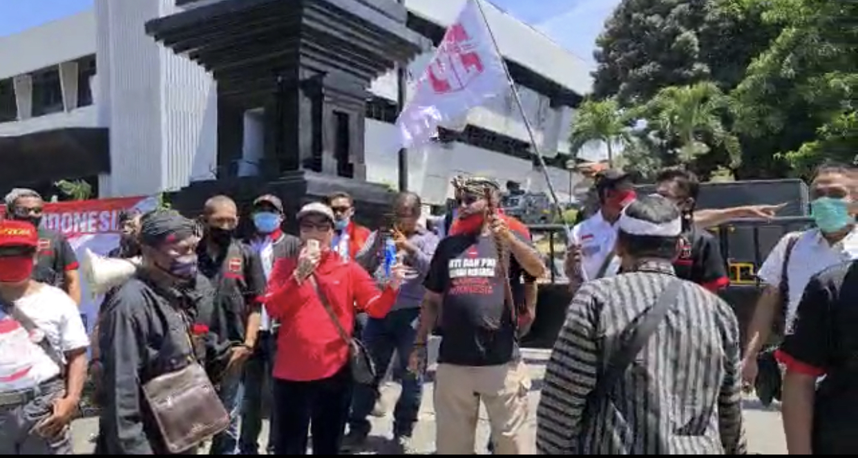 Massa penolak KAMI, saat berada di Gedung Juang 45, Senin, 28 September 2020 (istimewa)