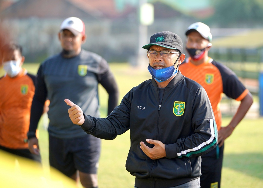 Pelatih Persebaya, Aji Santoso memberikan pengarahan kepada pemain usai latihan. (Foto: Persebaya)