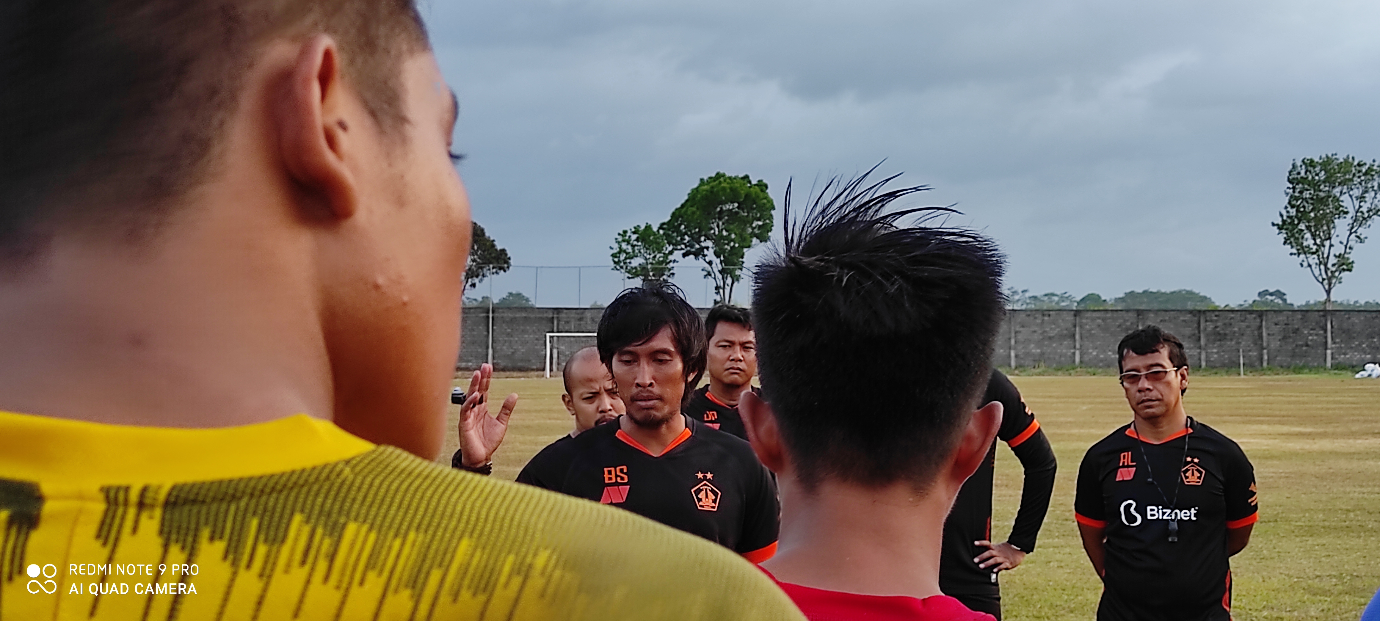Pelatih Persik Kediri Budi Sudarsono saat melakukan briefing pada tim. (Foto: Fendhy Plesmana/Ngopibareng.id)