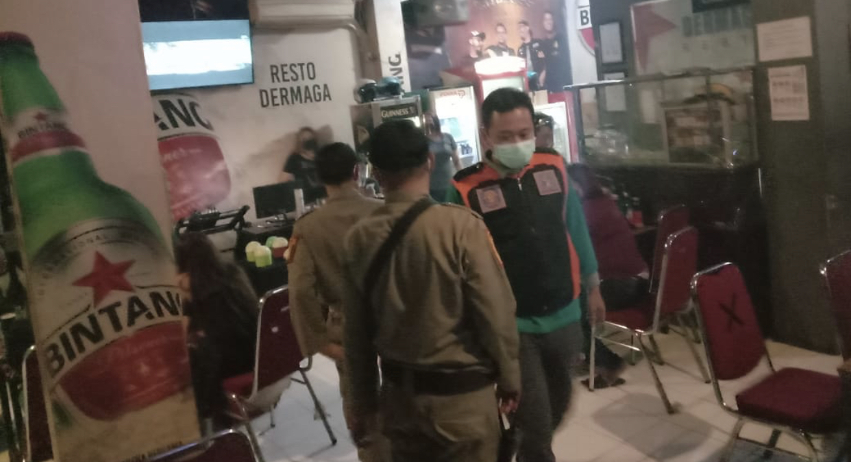 Petugas Satpol PP ketika menggelar rapid test di salah satu kafe di daerah Kalijudan, Surabaya. (Foto: Dok. Satpol PP)