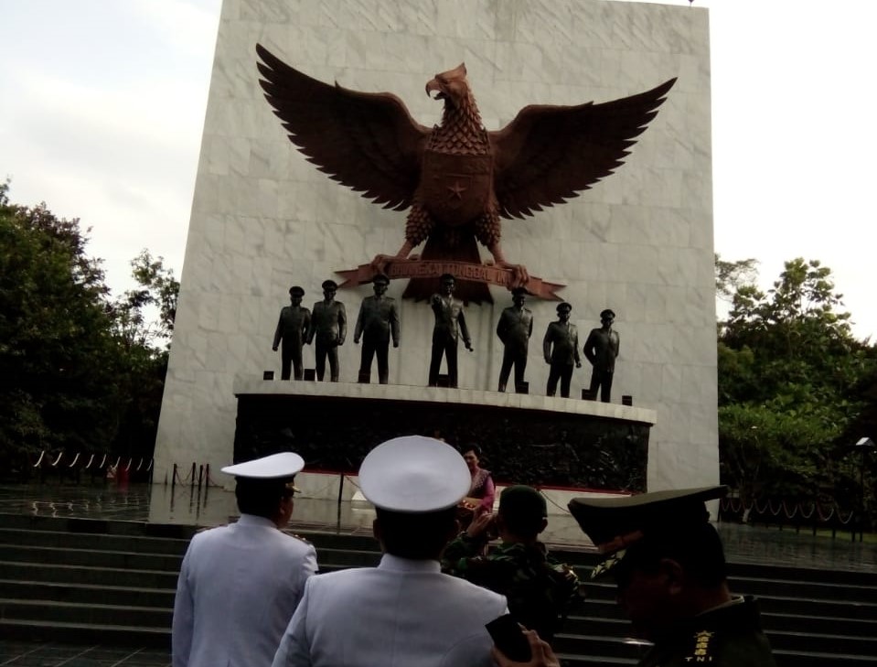 Monumen Pancasila Saksi di lubang buaya melatarbelakangi tujuh prajurit TNI  yang gugur dalam pemberontakan G 30 S PKI. (Foto: Asmanu/Ngopibareng.id) 