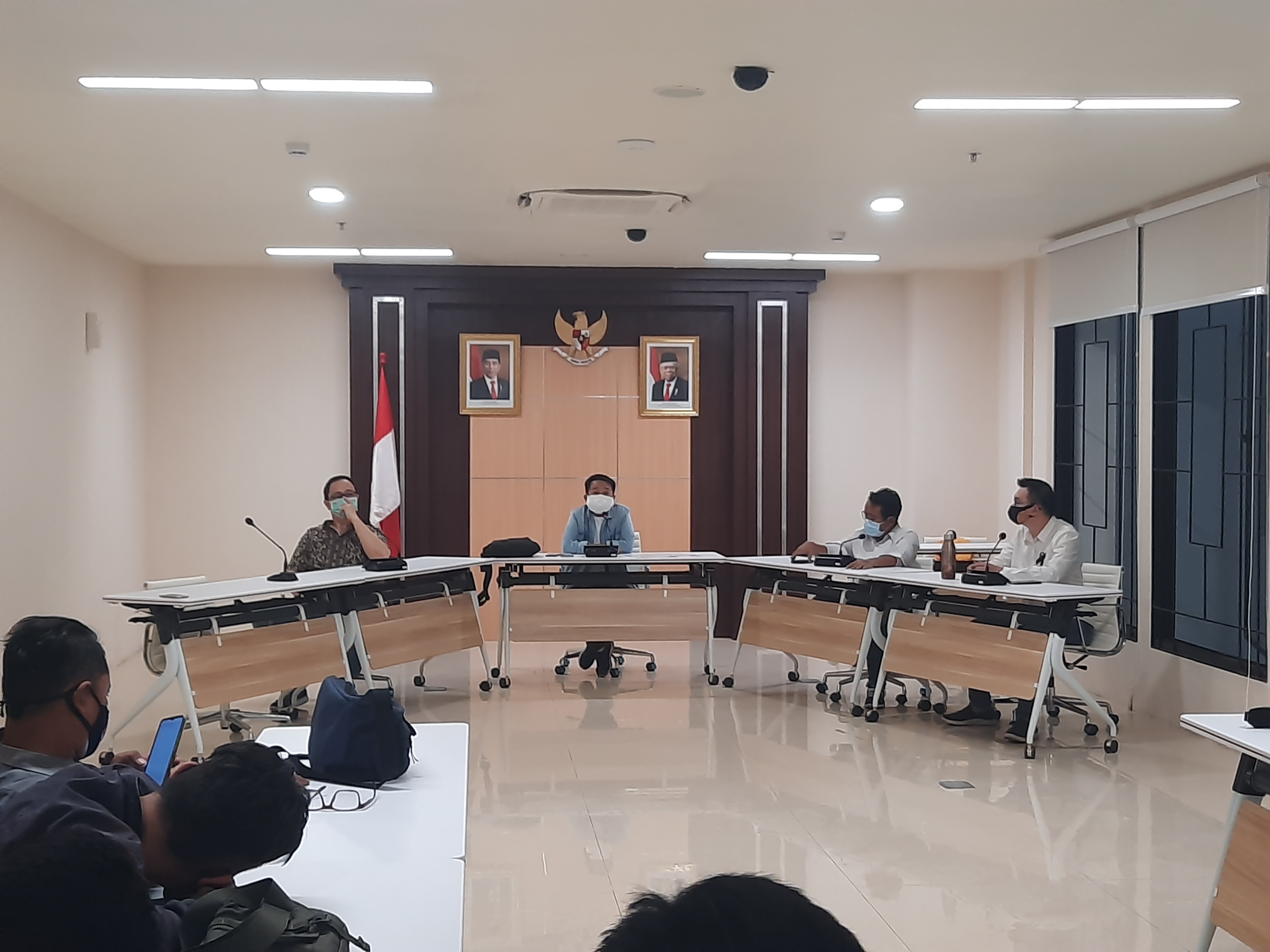 Fraksi PSI DPRD Kota Surabaya ketika melakukan konferensi pers terkait pemberian 10 rekomendasi ke Pemkot Surabaya. (Foto: Alief Sambogo/ngopibareng.id)