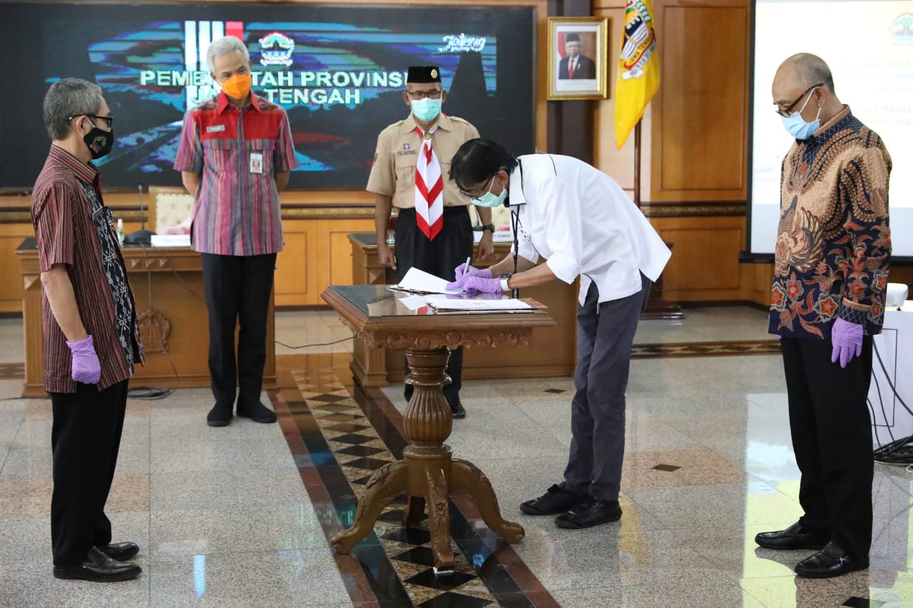 Penandatanganan kontrak antara Pemerintah Provinsi Jawa Tengah dengan pelaksana proyek Flyover Demak. (Foto: Ist/Ngopibareng.id)