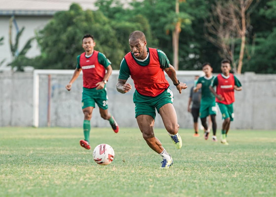 Pemain Persebaya, David Da Silva ketika mengikuti latihan tim di Stadion Jenggolo, Sidoarjo, Senin 28 September 2020. (Foto: Persebaya)