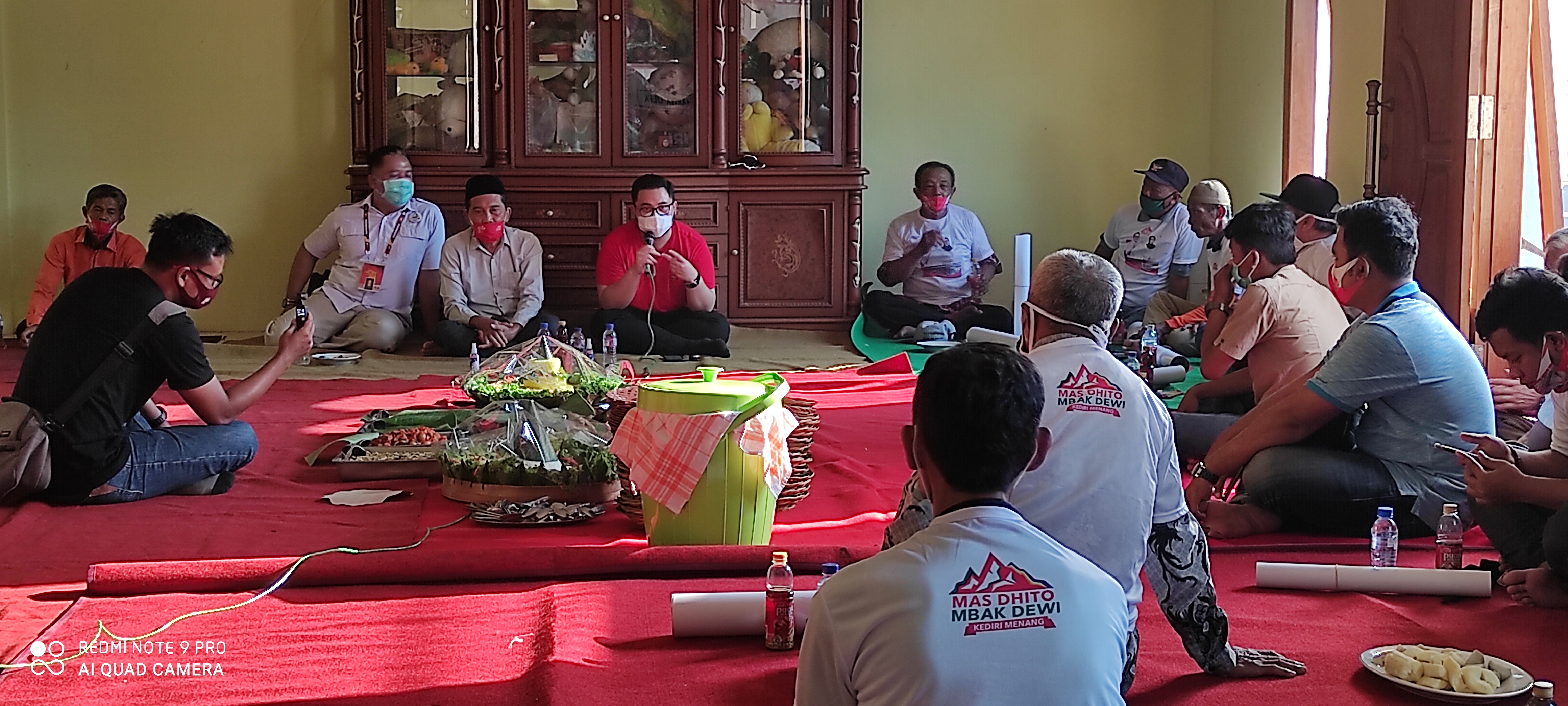 Calon Bupati Kediri Hanindhito Himawan Pramono bertemu dengan sejumlah petani (Fendi Plesmana/Ngopibareng.id) 