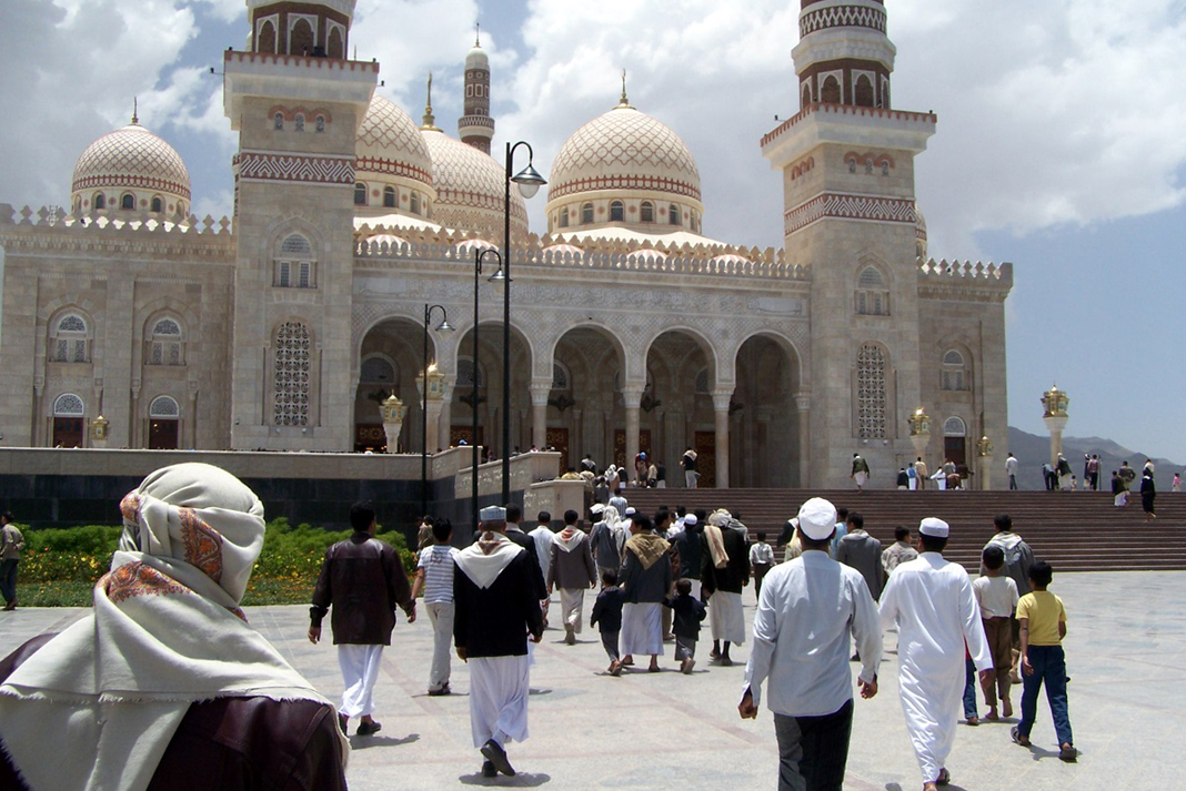 Berangkat berjamaah menuju masjid. (Foto: Istimewa)