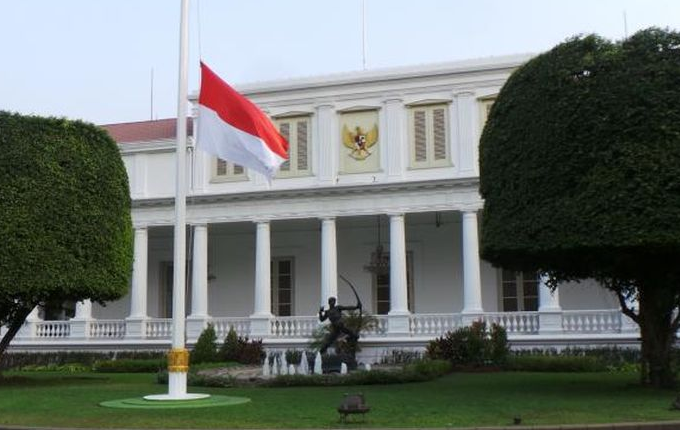 Ilustrasi pemasangan bendera setengah tiang di halaman Istana Negara Bogor. (Foto: Dok. Setpres)