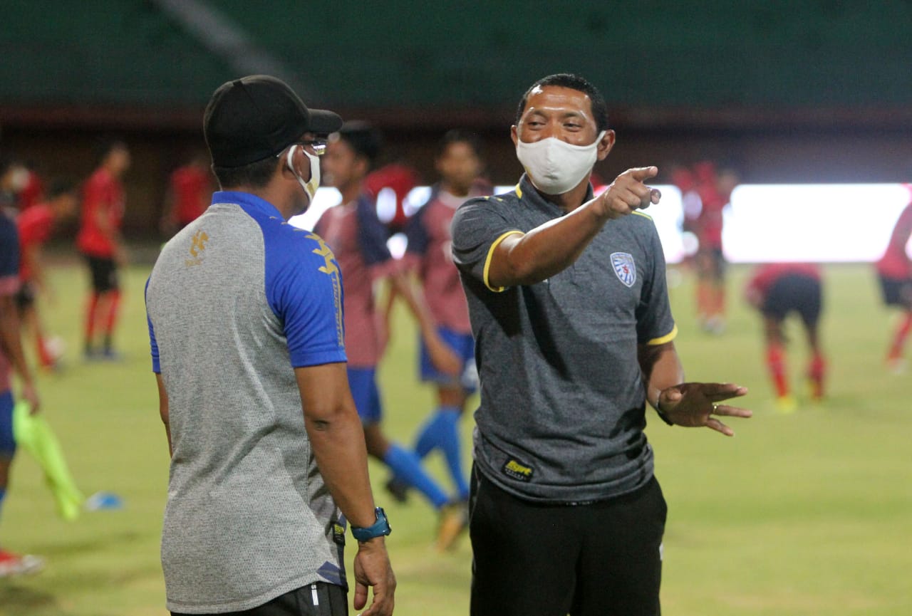 Pelatih PSG, I Putu Gede ketika berdiskusi dengan tim pelatih dalam laga uji coba melawan Madura United. (Foto: Dok. PSG)