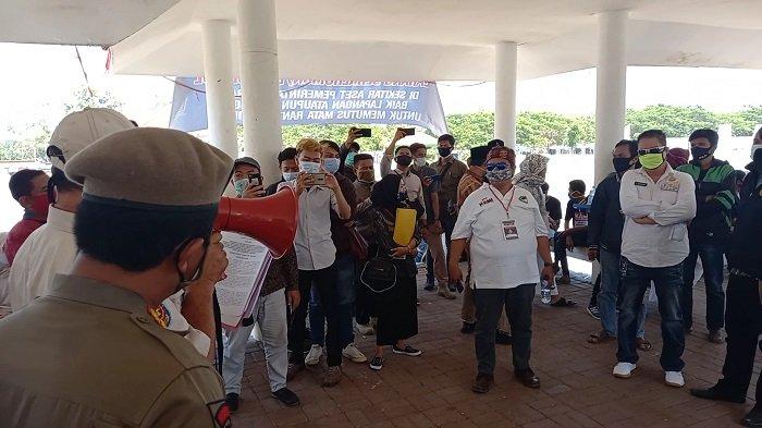 Sekelompok massa yang menamakan Gibas menolak acara deklarasi KAMI di Karawang. (Foto: Poskota)