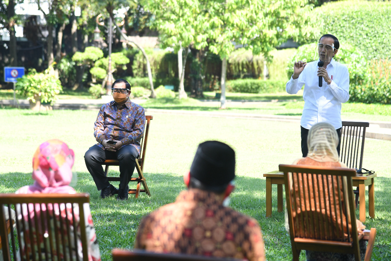Presiden Joko Widodo menyerahkan bantuan modal kerja untuk UMKM di wilayah Jakarta. ( foto: Setpres)