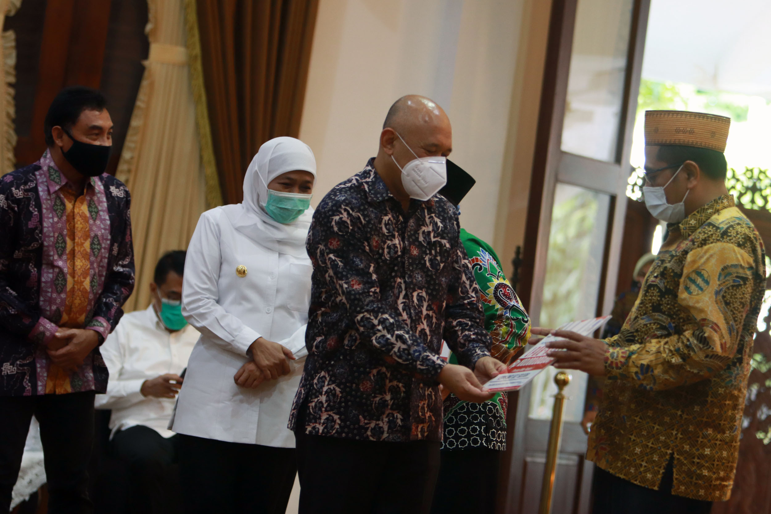 Menteri Koperasi dan UMKM, Teten Masduki menyerahkan dana bantuan kepada UMKM dan Koperasi di Gedung Negara Grahadi, Surabaya, Rabu 30 September 2020. (Foto: Fariz Yarbo/Ngopibareng.id)