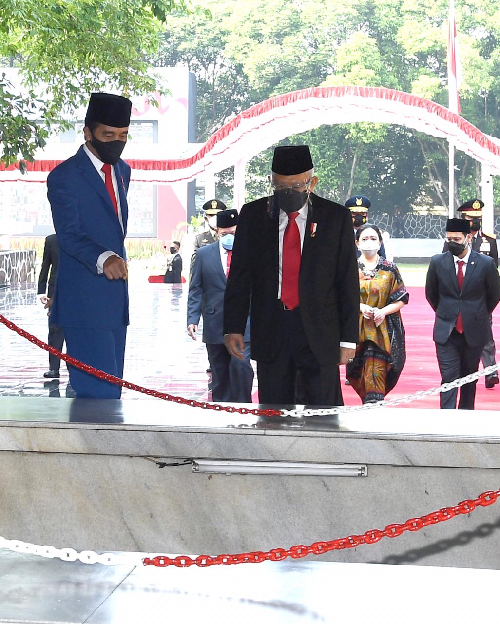 Presiden Jokowi bersama dengan Wakil Presiden Ma'ruf Amin dan para pimpinan lembaga tinggi negara yang hadir di lokasi mengunjungi Monumen Pancasila Sakti. (Foto: Setpres)