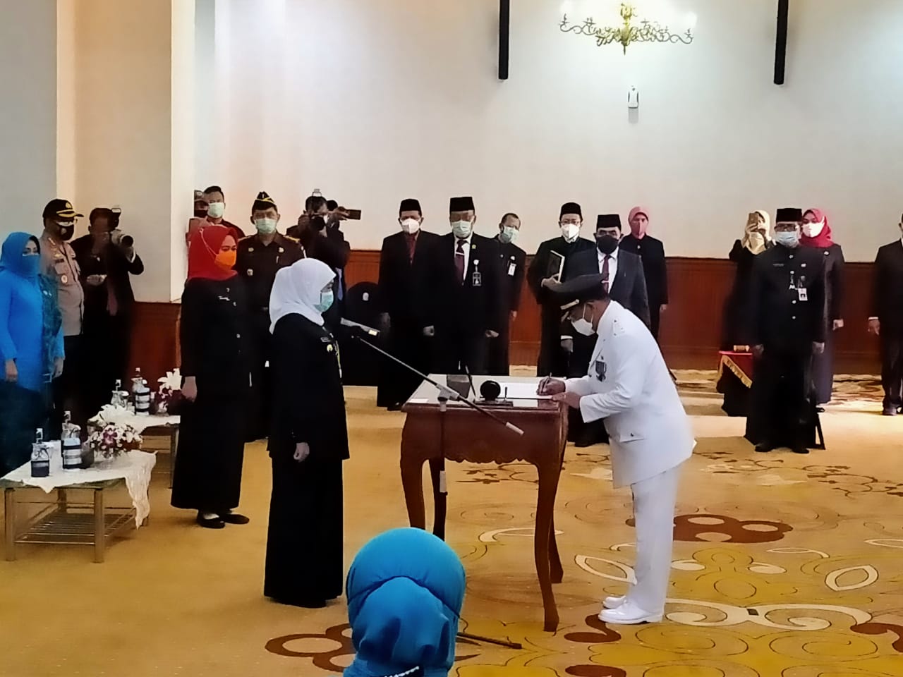 Pj Bupati Sidoarjo, Hudiyono menandatangani pakta integritas di hadapan Gubernur Jatim Khofifah Indar Parawansa dalam pelantikan Pj Bupati Sidoarjo di Gedung Negara Grahadi, Surabaya, Kamis 1 Oktober 2020. (Foto: Fariz Yarbo)